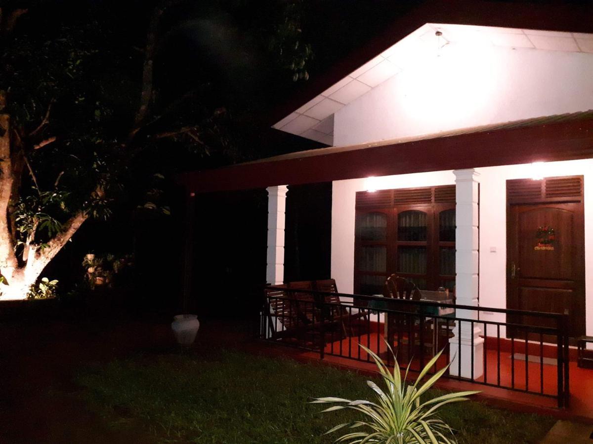 Sigiri Hibiscus Villa Szigirija Kültér fotó
